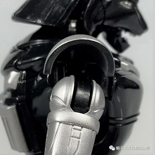 TransArt Toys BWM 04 Black Agent In Hand Images  (12 of 26)